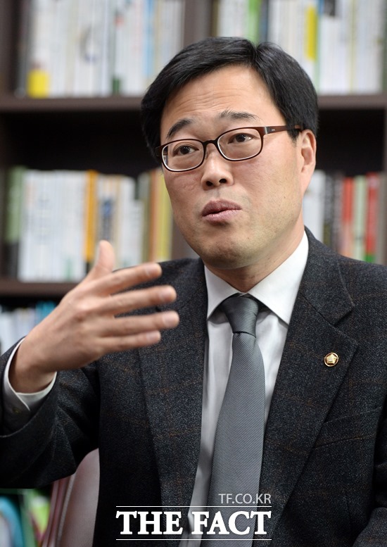 김의겸 청와대 대변인은 12일 16개 기관 관련 19·20대 국회의원들의 해외 출장 사례를 공개하며 김 원장이 자신의 업무를 이행하지 못할 정도로 도덕성이 훼손되었거나 일반적 국회의원의 평균적 도덕감각을 밑돌고 있는지 의문이라고 밝혔다. /더팩트 DB