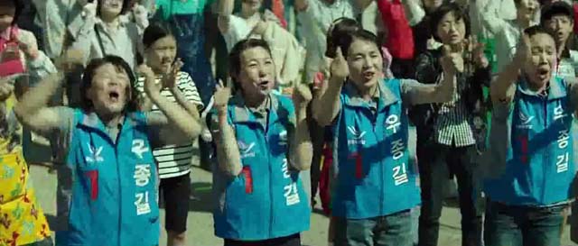 한국 정치의 특이한 모습으로 이른바 아줌마 부대로 불리는 중년 여성들이 선거 시즌이면 특정 정당과 후보를 지지한다. 이는 영화 검사외전에서도 소재로 활용됐다. /검사외전 영상 캡처