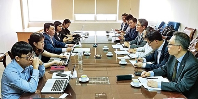 한국제약바이오협회 관계자들이  지난 3일 베트남 수도 하노이에서  베트남 보건부 보함국장 등과 미팅을 하고있다./ 한국제약바이오협회 제공