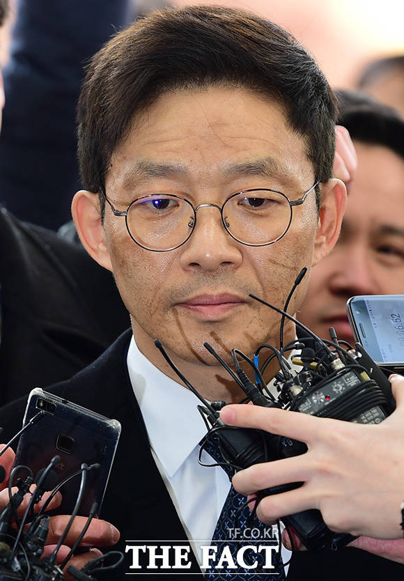 검찰 성추행 사건 진상규명 및 피해회복 조사단은 16일 후배 여검사를 성추행 의혹을 받고 있는 안태근 전 법무부 검찰국장에 대한 구속영장을 청구했다. 사진은 지난 2월 안 전 국장이 서울동부지검에 피의자 신분으로 출석하던 당시. /임세준 기자