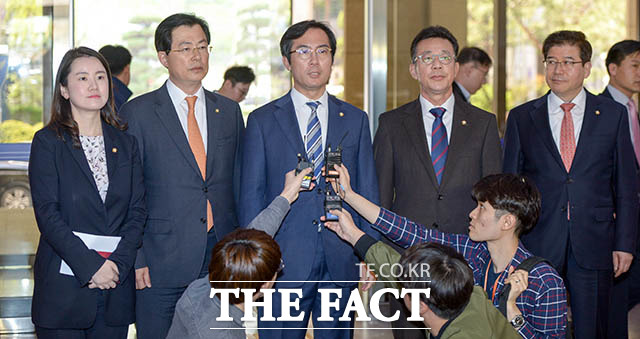 입장 밝히는 민주당원 댓글 조작 진상조사단 단장 김영우 의원(가운데)