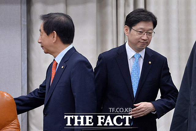 김경수(오른쪽) 의원은 17일 오후 국회에서 기자회견을 열어 드루킹(김모 씨)으로부터 일본 오사카 총영사로 한 인사를 추천받아 청와대 인사수석실에 해당 인사를 추천했다고 밝혔다./더팩트DB