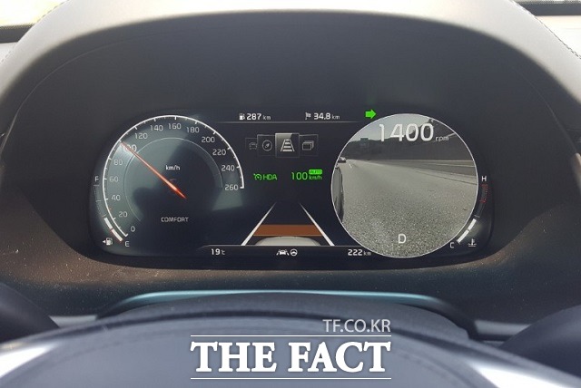 더 K9에는 세계 최초로 개발된 후측방 모니터(BVM)가 적용했다 이에 따라  운전자가 방향 지시등을 작동하면  해당 방향의 후측방 영상이 클러스터 화면을 통해 나타난다. /서재근 기자