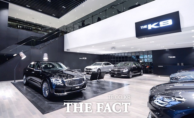 기아자동차는 지난 4일 브랜드 최초로 560㎡, 2층 규모의 더 K9을 위한 독립형 전용 전시관 살롱 드 K9을 개관했다.