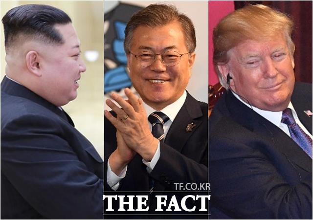 오는 4월 27일 문재인(가운데) 대통령과 김정은 북한 노동당 위원장이 정상회담을 갖는 가운데 종전 선언에 합의를 이룰지 주목된다. 도널드 트럼프(오른쪽) 미국 대통령은 17일(현지 시각) 남북한이 종전을 논의하고 있으며 축복을 보낸다고 밝혔다./더팩트DB, 청와대 제공