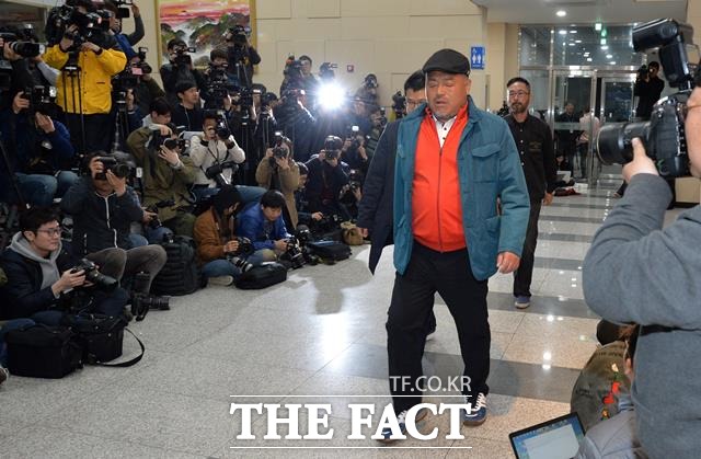 지난달 21일 성폭행 혐의로 고소된 가수 김흥국이 지난 5일 서울 광진경찰서에 피고소인 신분으로 조사를 받기 위해 들어서고 있다. /문병희 기자