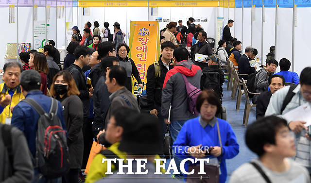 18일 서울 강남구 대치동 SETEC에서 제 15회 서울시 장애인 취업 박람회가 열린 가운데, 행사장 부스는 취업을 구하는 시민들로 붐비고 있다. /이새롬 기자