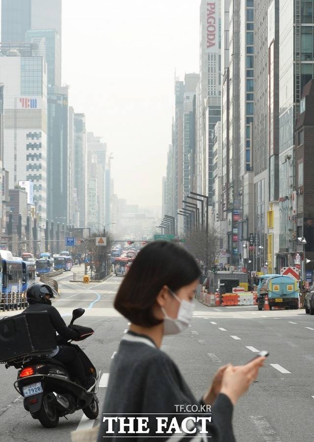 절기상 곡우인 20일 전국이 대체로 맑은 날씨를 보이지만 수도권 등에서는 미세먼지 농도가 나쁨 수준을 보이겠다. /더팩트 DB