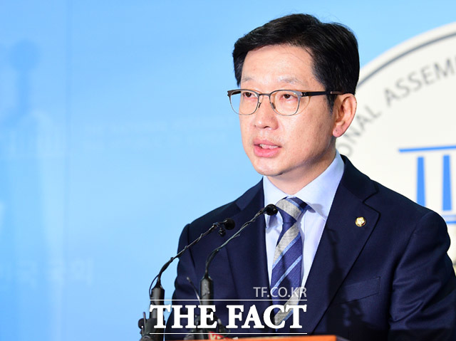 사진은 지난 19일 김경수 민주당 의원이 국회 정론관에서 경남도지사 출마 선언을 하는 모습. /국회=임세준 기자