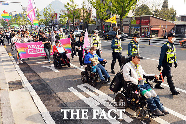 장애인의 날인 20일 오전 서울 종로구 일대에서 420 장애인차별철폐 공동투쟁단 회원들과 장애인들이 행진하고 있다. /이동률 인턴기자