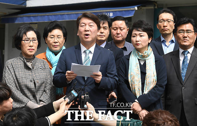 사진은 지난 15일 안철수 바른미래당 서울시장 후보가 경기도 파주 느릅나무 출판사를 찾아 민주당 댓글 조작 논란 규탄 기자회견을 하던 당시. /파주=이새롬 기자