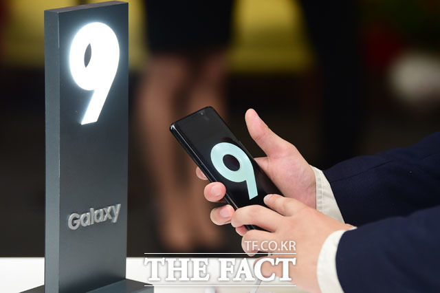 삼성전자는 지난달 9일 프리미엄 스마트폰으로는 처음으로 갤럭시S9을 자급제폰으로 정식 출시했다. /더팩트 DB