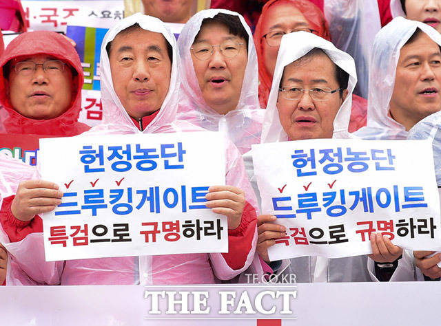 홍준표 자유한국당 대표(오른쪽)와 김성태 원내대표