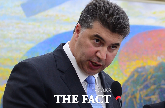 한국GM은 최근 1년사이 대리점 20여 곳이 폐점했고 800여 명의 영업사원이 떠난 것으로 알려져 영업망 회복이 시급한 상황이다. 사진은 카허 카젬 한국GM 사장. /더팩트 DB