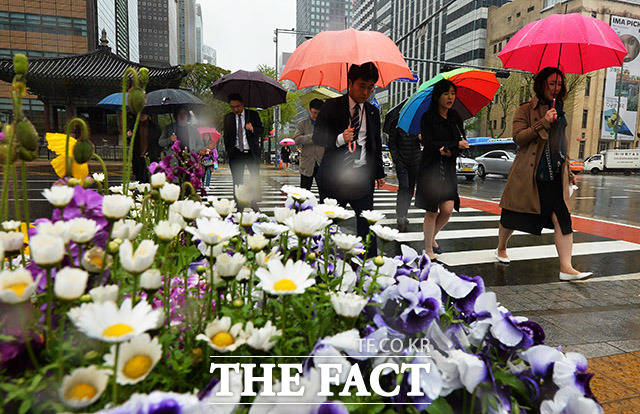 전국 대부분 지역에 봄비가 내리는 23일 오후 서울 광화문광장 인근에서 우산 쓴 시민들이 발걸음을 재촉하고 있다. /이동률 인턴기자