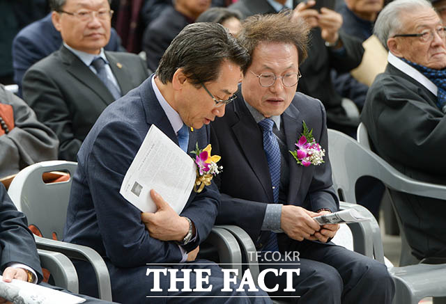 대화나누는 김영종 종로구청장(왼쪽)과 조희연 서울시교육감