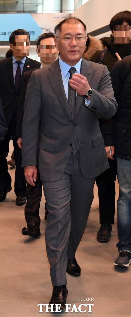 정의선 현대자동차 부회장이 25일(현지시각) 중국 중국 신국제전람중심에서 열린 베이징 모터쇼에 참가해 현지 시장에서의 판매량 회복에 대한 자신감을 내비쳤다. /더팩트 DB