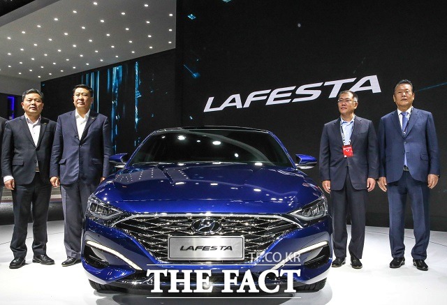 현대자동차는 이번 베이징 모터쇼에서 중국 전용 준중형 스포티 세단 라페스타를 세계 최초로 공개했다. 천홍량 베이징현대 동사장, 서화의 북기그룹 동사장, 정의선 현대자동차 부회장, 설영흥 현대자동차그룹 중국사업 담당 고문(왼쪽부터) /현대자동차 제공