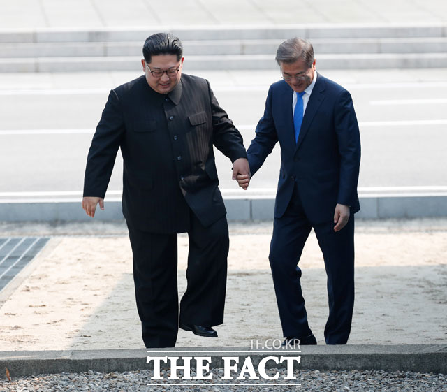 문재인 대통령(오른쪽)과 김정은 국무위원장이 27일 오전 판문점 군사분계선에서 역사적 첫 만남을 가졌다./한국공동사진기자단
