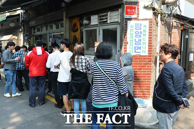 남북정상회담이 열린 27일 오후 서울 마포구의 한 평양냉면 전문점에서 시민들이 줄을 서고 있다. /이동률 인턴기자