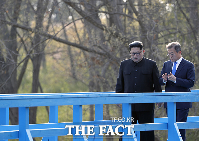 문재인 대통령과 김정은 국무위원장은 공동 식수를 마친 후 군사분계선 표식물이 있는 도보다리까지 산책을 하며 담소를 나누고 있다. /한국공동사진기자단