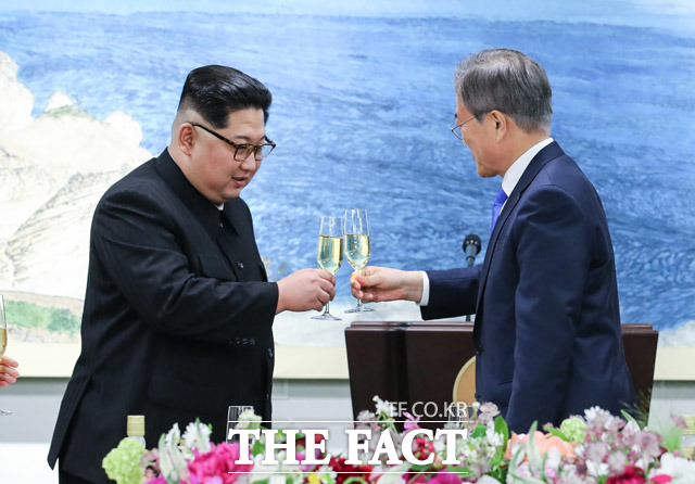 환영만찬에서 건배를 나누는 김 위원장과 문 대통령. /한국공동사진기자단