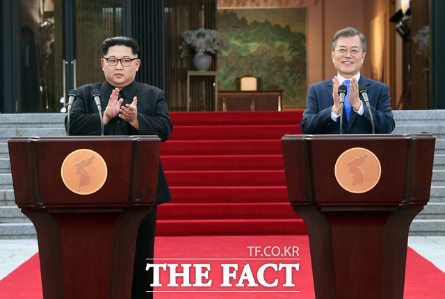 문재인 대통령과 김정은 국무위원장(왼쪽)이  판문점 선언 발표를 마친 뒤 박수를 치고 있다.