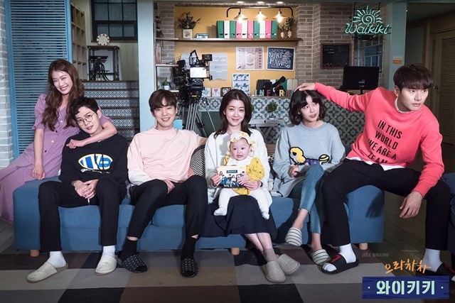 으라차차 와이키키 촬영 현장 스틸. 배우 정인선(가운데)과 이이경(맨 오른쪽)은 지난달 17일 종영된 종합 편성 채널 JTBC 월화드라마 으라차차 와이키키에서 호흡을 맞췄다. /JTBC 제공