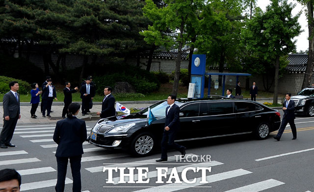 문재인 대통령은 현대자동차의 제네시스 EQ900를 사용하기 전 에쿠스 리무진 시큐리티(사진)를 타기도 했다.  /더팩트 DB