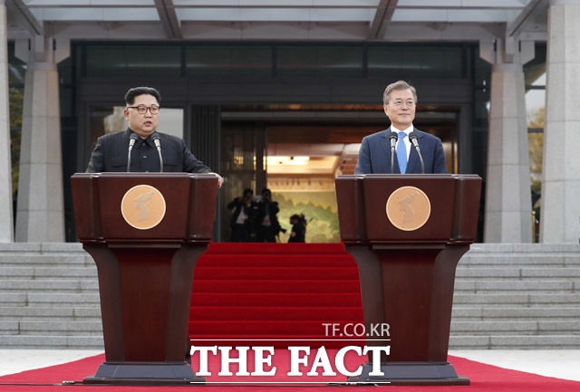 문재인 대통령과 김정은 국무위원장(왼쪽)이 판문점선언을 발표하고 있다.