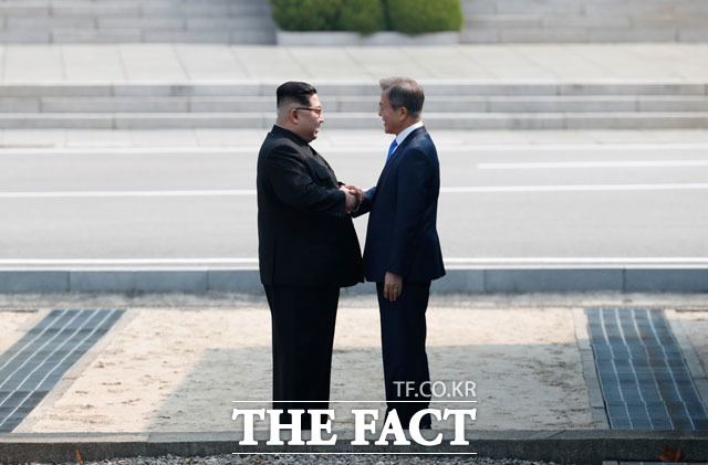 문재인 대통령(오른쪽)과 김정은 국무위원장이 27일 오전 판문점 군사분계선을 넘어 대화를 나누고 있다./한국공동사진기자단