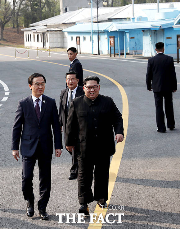 김정은 국무위원장(오른쪽)이 오후 일정인 식수 행사를 위해 조명균 통일부 장관과 이동하고 있다.