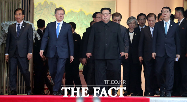 판문점선언을 발표하기 위해 이동하는 문재인 대통령(왼쪽)과 김정은 위원장