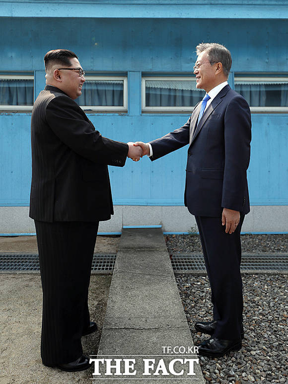 문재인 대통령과 김정은 국무위원장이 27일 오전 판문점 군사분계선에서 처음 만나 악수를 하고 있다. /한국공동사진기자단