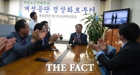  [남북정상회담] 문재인-김정은 만남에 박수치는 개성공단입주기업인들