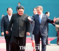  [남북정상회담]北 최고지도자 최초로 국군의장대 사열 받는 김정은