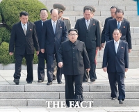 [남북정상회담] 김정은 국무위원장, '판문각 나와 남측으로'