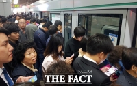 [TF포토] 왕십리역 지하철 고장, '출근길에 발 묶인 시민들'