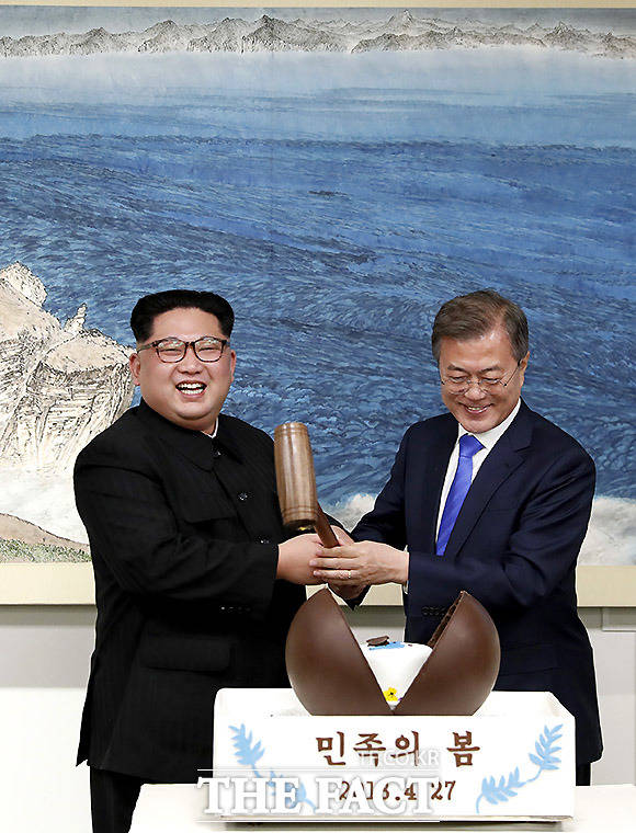 문재인 대통령과 김정은 국무위원장이 디저트 민족의 봄을 개봉하고 있다.
