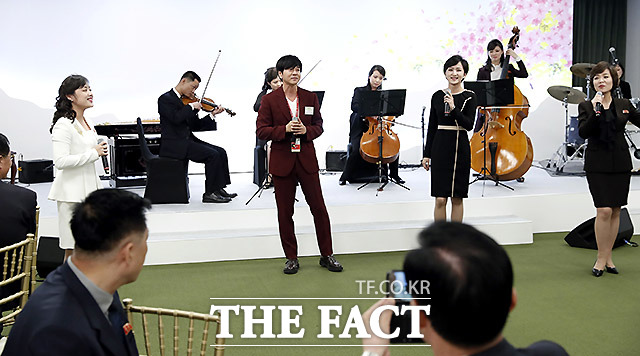 가수 윤도현이 북측 가수들과 공연을 하고 있다.