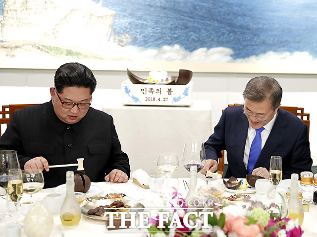 문재인 대통령과 김정은 국무위원장이 디저트 망고무스를 망치로 열어보고 있다.