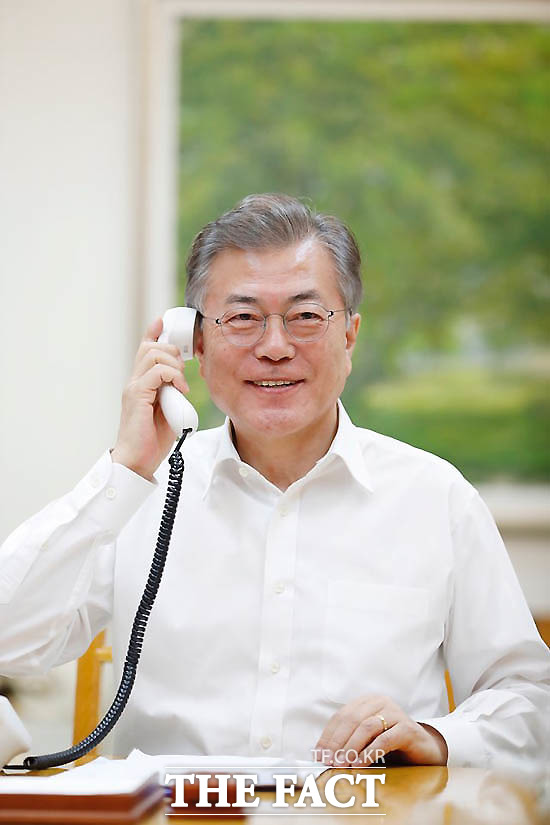 문재인 대통령은 아베신조 일본 총리와 29일 전화통화를 갖고 김정은 북한 국무위원장이 언제든지 일본과 대화할 용의가 있음을 밝혔다고 전했다. /청와대 제공