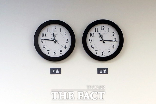 서울 표준시와 평양 표준시로 맞춰진 남북정상회담장 내 벽에 걸린 시계./청와대 제공