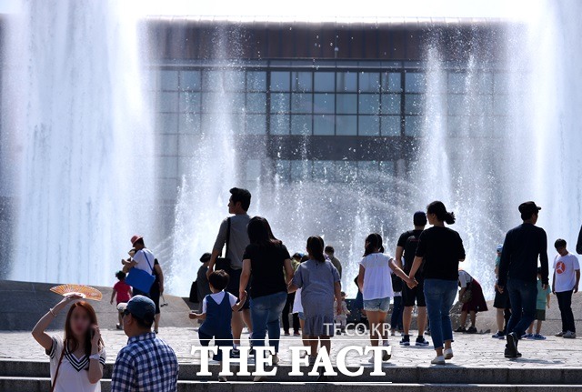 은행권이 5월 가정의 달을 맞아 적금 우대부터 환율 혜택 등 다양한 행사를 마련했다. /더팩트 DB