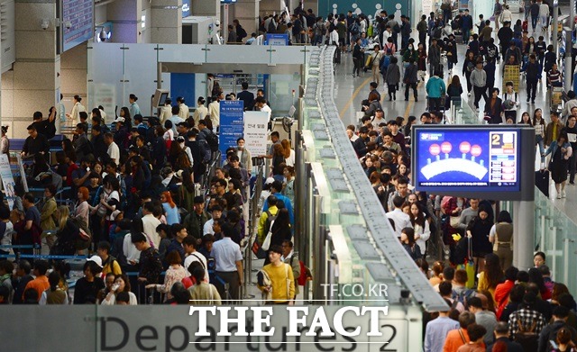 은행권이 가정의 달을 맞아 여행을 떠나는 고객들을 위해 환전 우대 혜택을 제공한다. /더팩트 DB