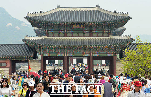 궁중문화축전을 찾은 많은 관광객들