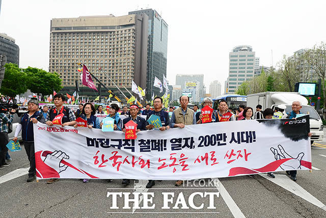 근로자의 날인 1일 오후 서울 중구 서울광장에서 2018 세계노동절대회 집회가 열린 가운데 참가자들이 광화문 방향으로 행진을 하고 있다. /김세정 인턴기자