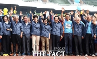[TF포토] 노동절 마라톤 축하하는 정세균 국회의장과 각당 대표들