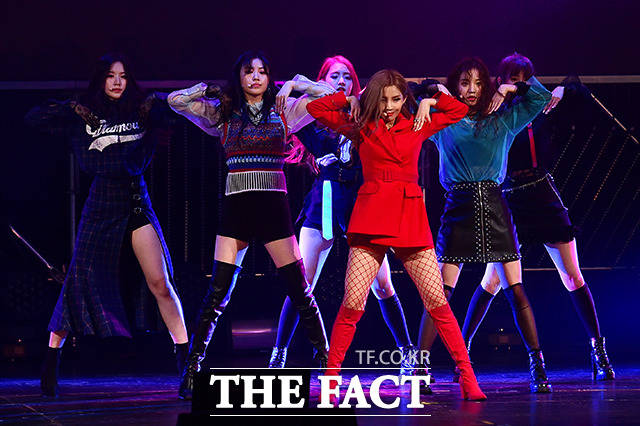 (여자)아이들이 2일 오후 서울 용산구 블루스퀘어에서 열린 I am 데뷔 쇼케이스에서 화려한 무대를 펼치고 있다. /남용희 기자