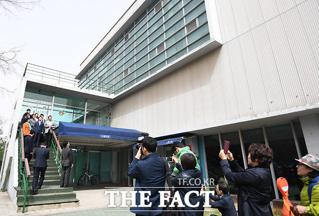 드루킹 김 씨는 파주에 위치한 느릅나무 출판사에서 매크로 프로그램을 이용해 댓글을 조작한 것으로 알려졌다. 사진은 지난달 15일 안철수 바른미래당 서울시장 후보와 관계자들이 느릅나무 출판사 앞에서 기자회견을 하는 모습. /이새롬 기자
